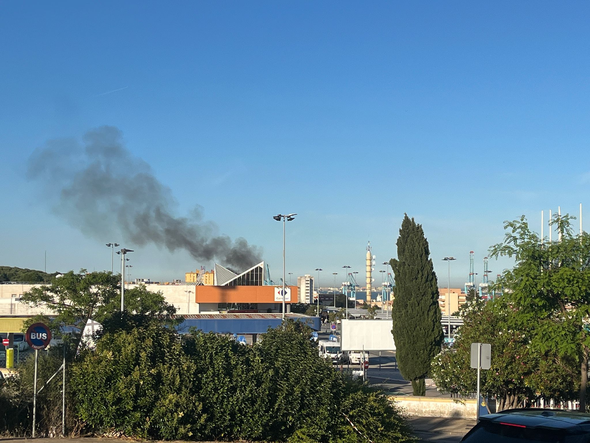Un nuevo incendio provocado en Algeciras moviliza a los servicios de emergencia. Foto B.J. / 8Directo.
