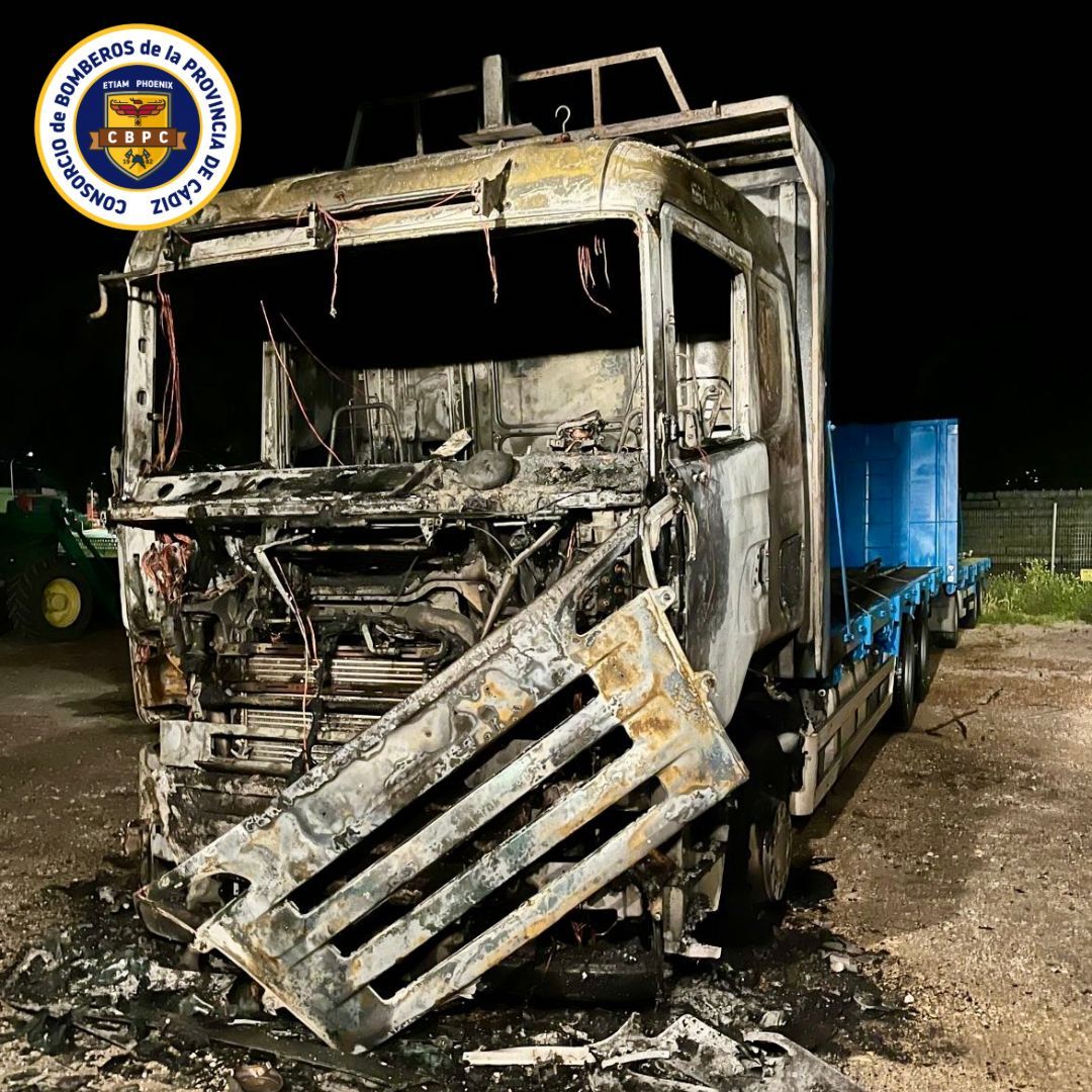 Un camión queda calcinado tras incendiarse de madrugada en Jimena