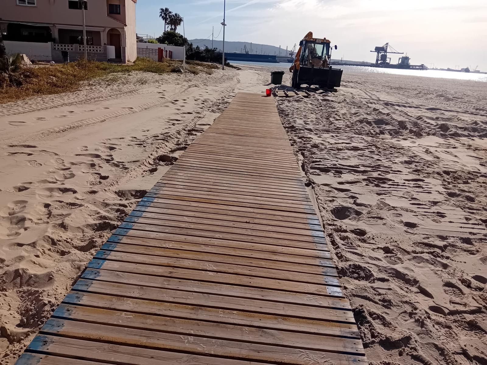 Palmones estrena nuevas pasarelas de madera para mejorar el acceso a la playa este verano