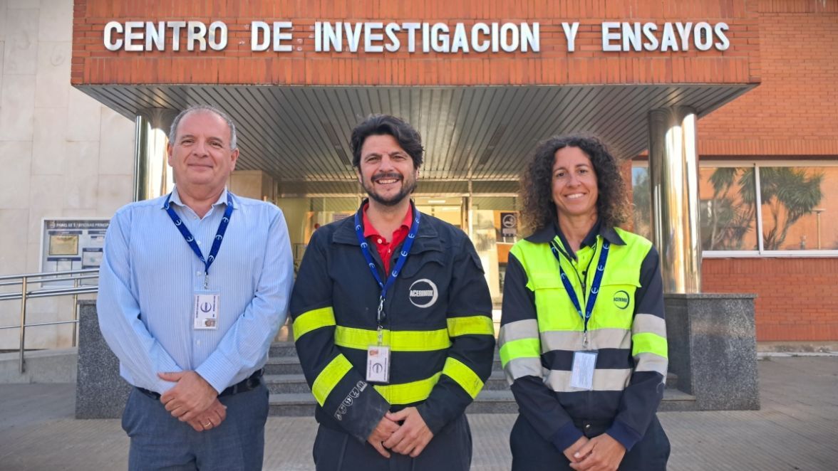 El equipo de Medio Ambiente de Acerinox Europa (de izda. a dcha. Juan L. Camarena, Sergio Pelayo y María José Gutiérrez) 