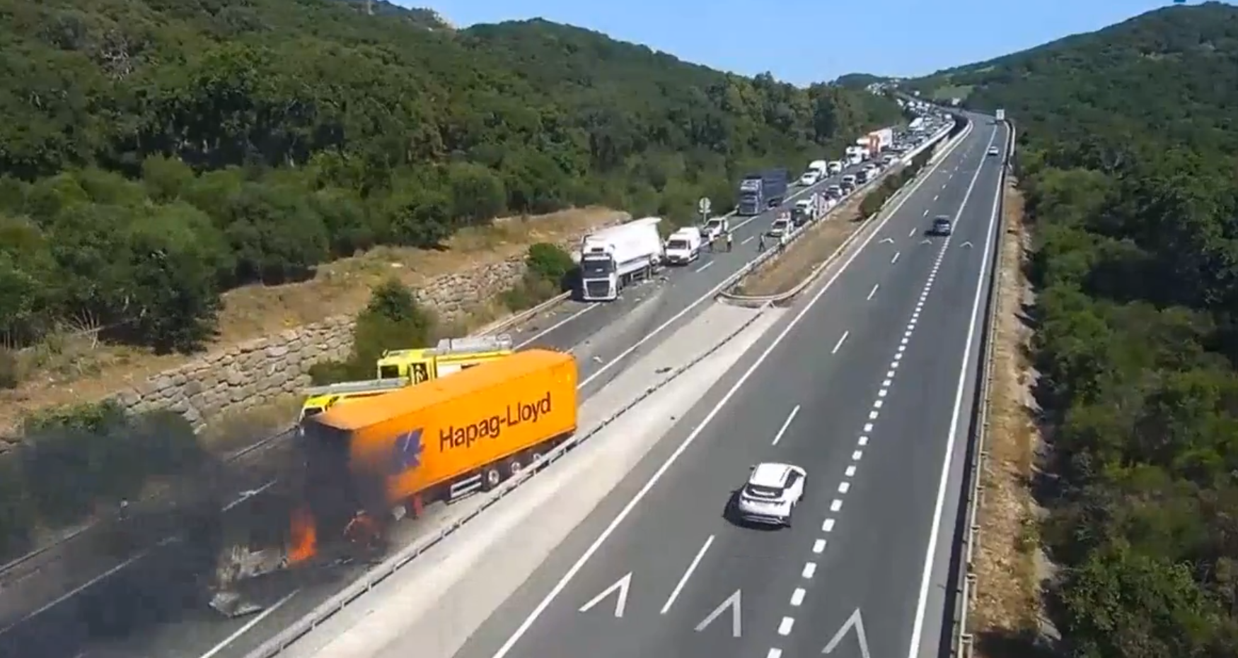 Un grave accidente entre dos camiones corta la A-381 entre Los Barrios y Jerez