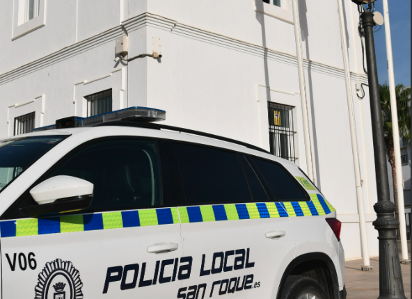 Roba una furgoneta, embiste a la Policía Local de San Roque y termina colisionando contra agentes en la A-405