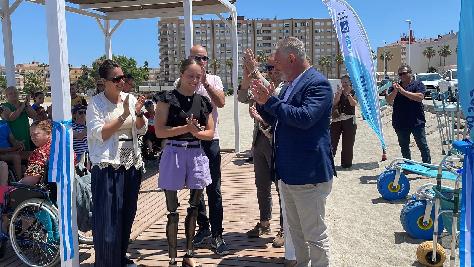 La Línea inaugura la nueva zona de baño adaptado en la playa de Poniente La Línea inaugura la nueva zona de baño adaptado en la playa de Poniente