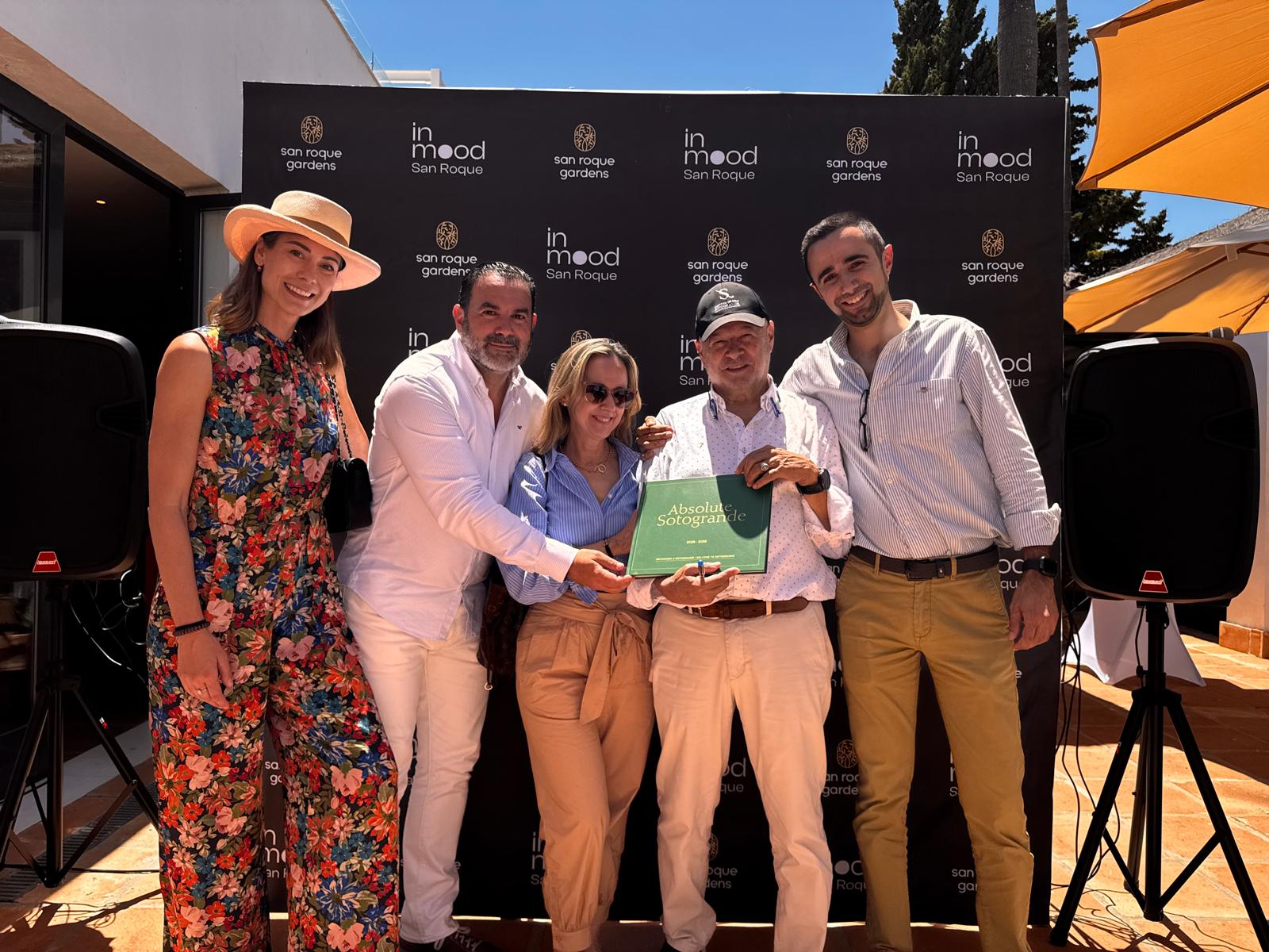 Curro Espinar y su esposa Noémi Júlia, con parte de la familia fundadora. Titular: Curro Espinar, propietario de 8Directo y Singulare, adquiere el Grupo HCP Sotogrande. 