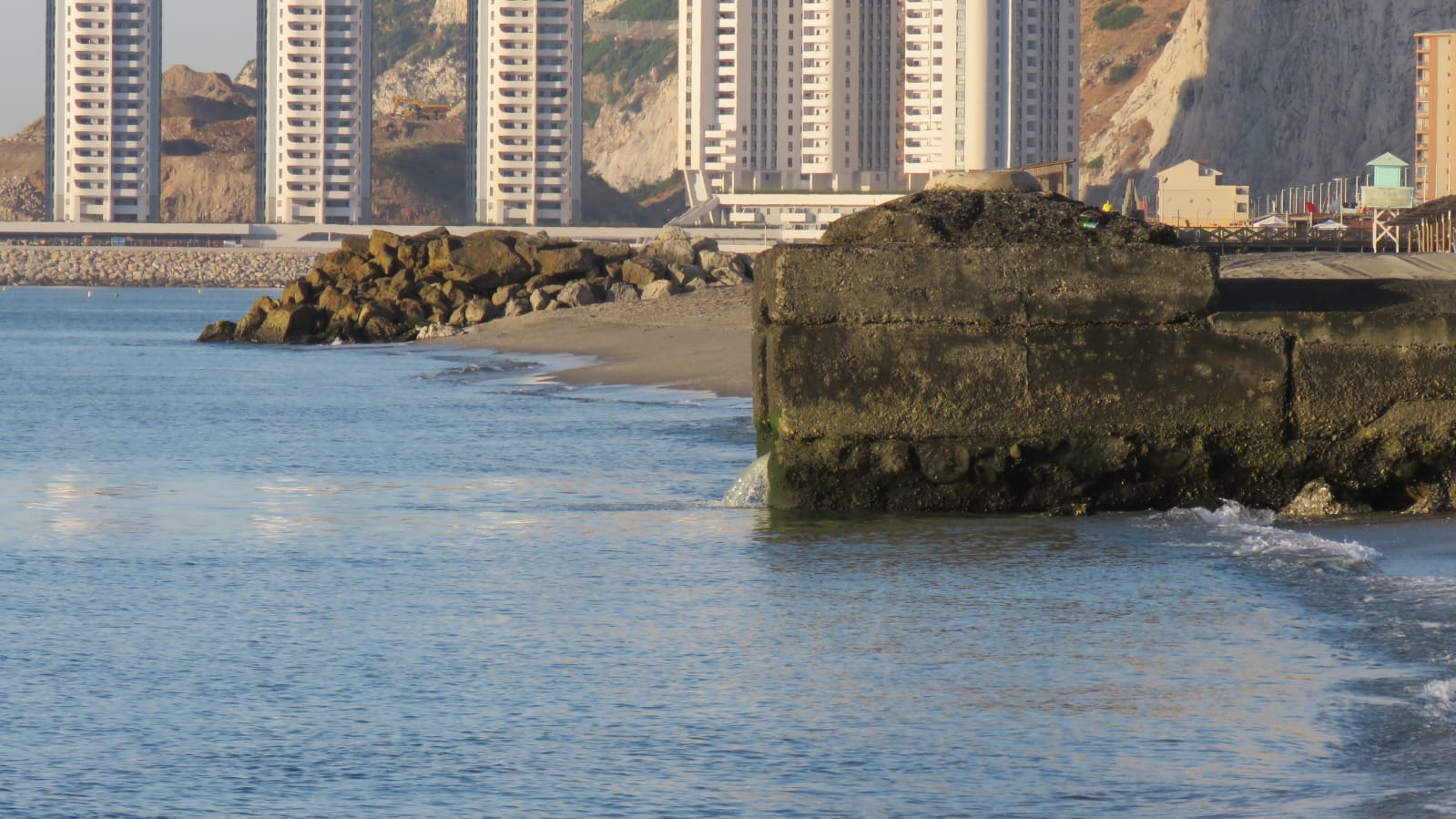 Verdemar vuelve a alertar de vertidos de aguas residuales en la playa de Levante de La Línea