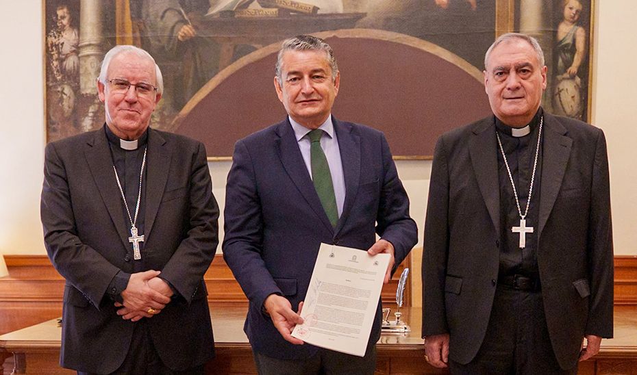 El consejero de Sanidad, Antonio Sanz, con los arzobispos de Sevilla y Granada, José Ángel Saiz y José María Gil, respectivamente.