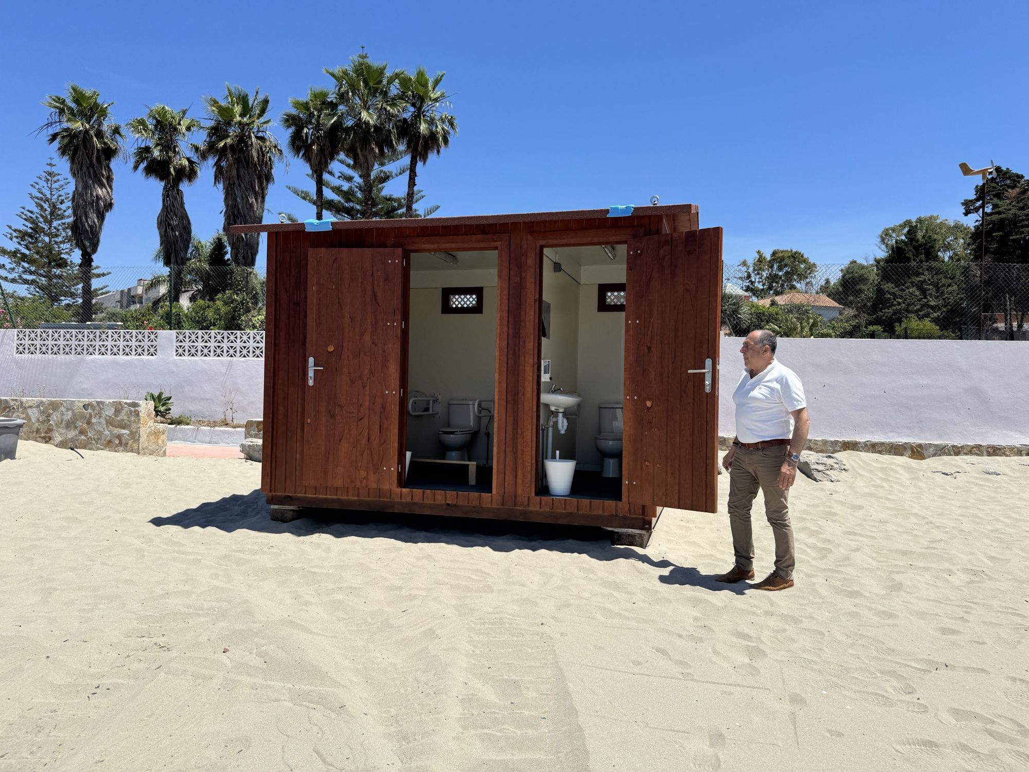 Instalan nuevos servicios adaptados en la playa de Campamento