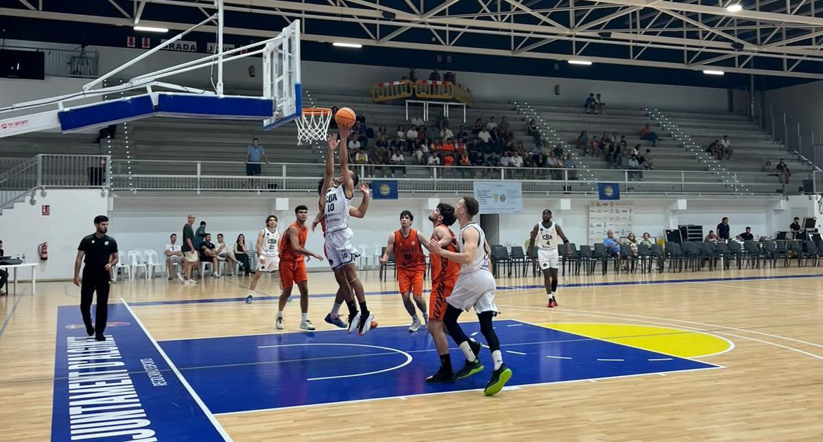 (77-66) El CB Algeciras gana su segundo partido de la fase de ascenso y queda pendiente del Peixe Galego-Estudiantes.