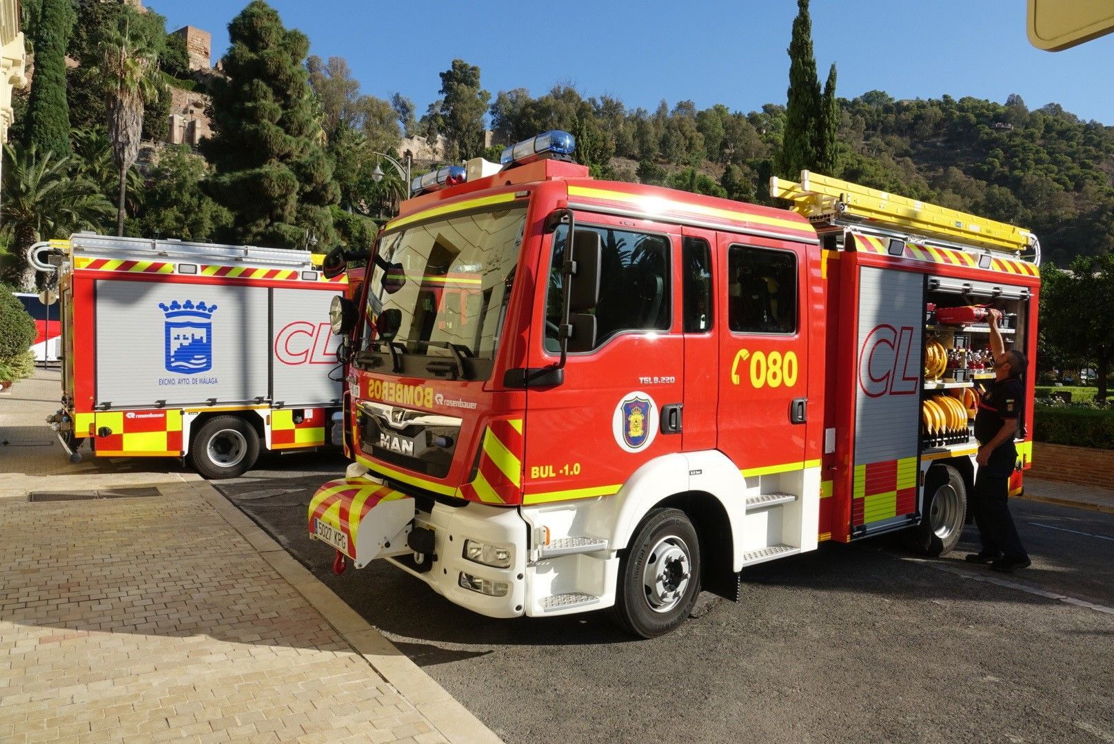 Desalojan cinco bloques en Manilva por un incendio en un aparcamiento