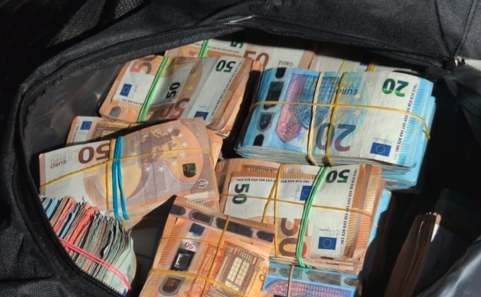 Hallan más de 800.000 euros en bolsas de deporte en un vehículo durante un control en la A-381