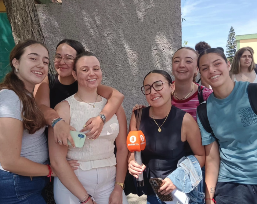 Imagen de D. G./8Directo. Estudiantes de La Línea al salir de un examen de Selectividad o PAU. Nervios e ilusión, así comienza la PAU 2026 en el Campo de Gibraltar Imagen de D. G./8Directo. Estudiantes de La Línea al salir de un examen de Selectividad o PAU. Nervios e ilusión, así comienza la PAU 2026 en el Campo de Gibraltar