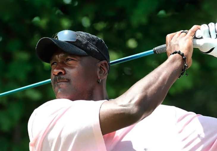 Imagen de Michael Jordan jugando al golf. Imagen de Michael Jordan jugando al golf.