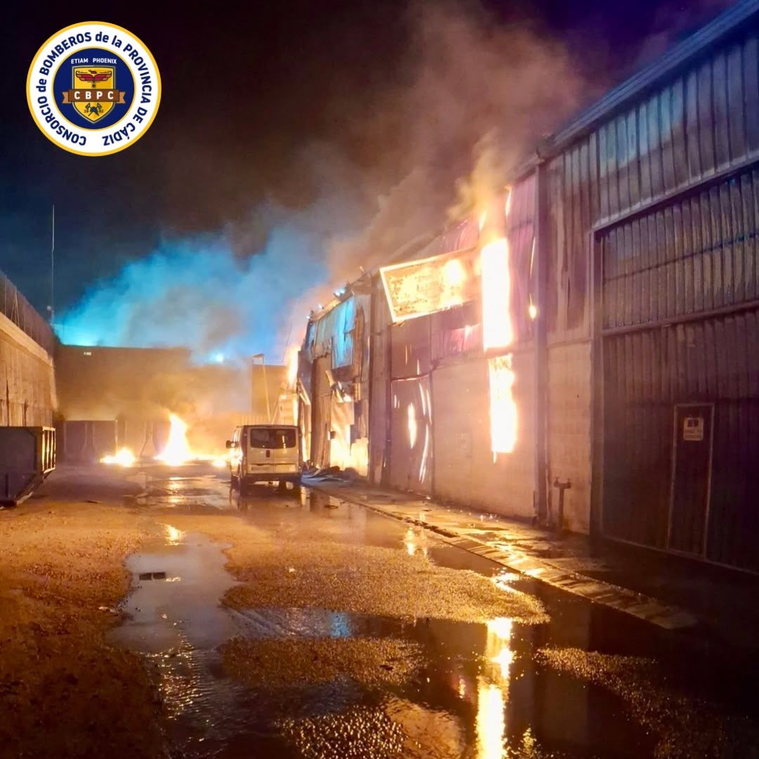 Bomberos da por controlado el incendio en 16 naves del Cortijo Real Bomberos da por controlado el incendio en 16 naves del Cortijo Real