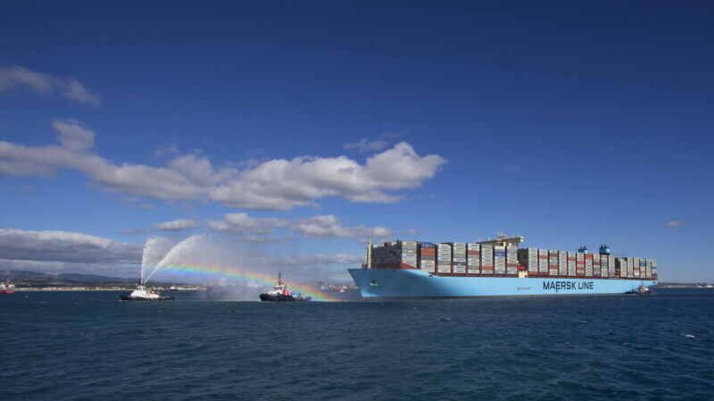 MMM-entrando-con-remolcadores