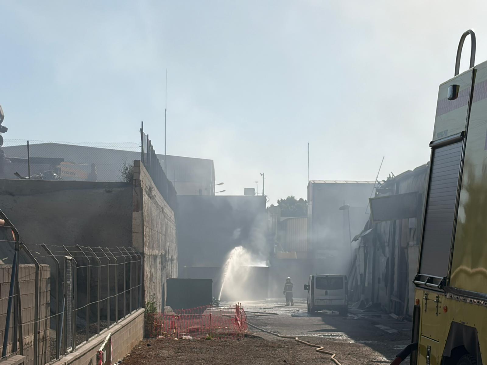 La extinción del incendio en Cortijo Real se prolongará varios días por el difícil acceso a las naves. Foto: Sofía Furse / 8Directo La extinción del incendio en Cortijo Real se prolongará varios días por el difícil acceso a las naves. Foto: Sofía Furse / 8Directo