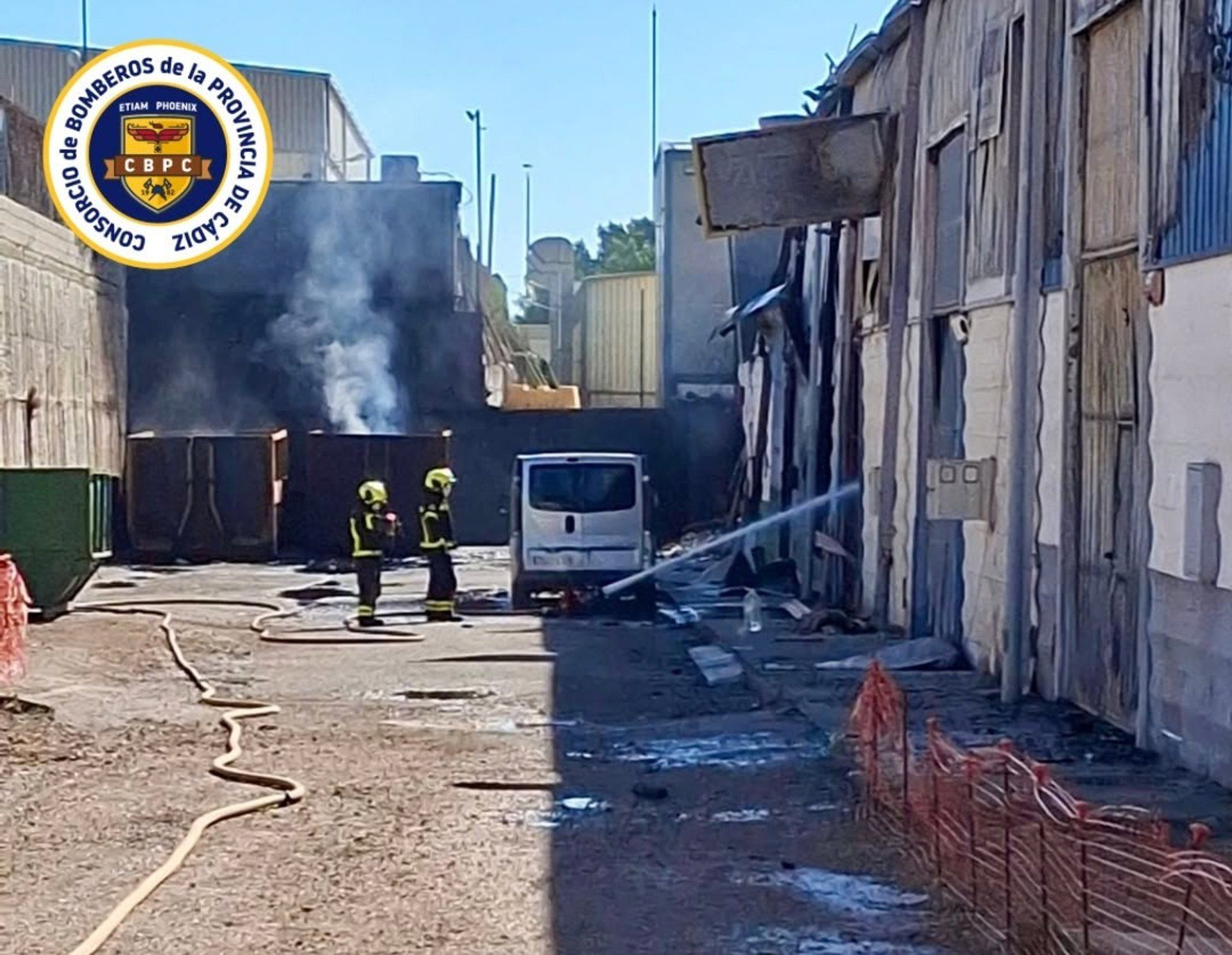 Un retén de bomberos sigue en el incendio con puntos calientes de naves industriales en Algeciras