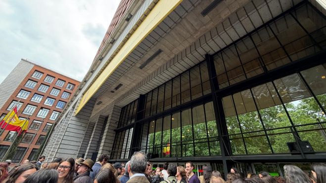 Familias y amigos esperando en la puerta del Ministerio de Sanidad en Madrid.