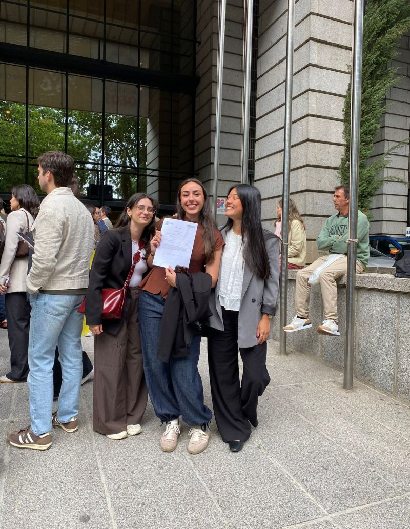 Nuria, Laura y Ángela, a la salida del Ministerio de Sanidad de la algecireña. (De izq a dcha).