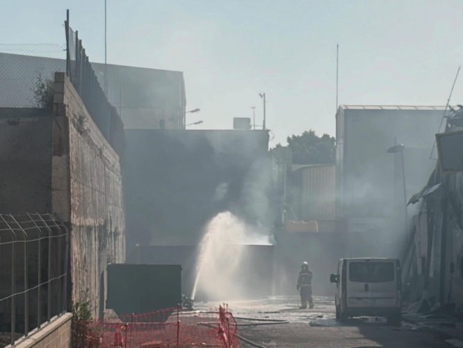 Imagen de 8Directo/S. F. Extinguido el incendio de naves industriales en un polígono de Algeciras activo desde el martes Imagen de 8Directo/S. F. Extinguido el incendio de naves industriales en un polígono de Algeciras activo desde el martes