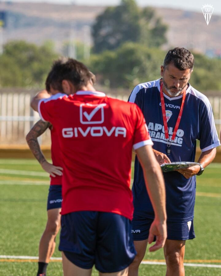Iván Ania, técnico del Algeciras CF, en un entrenamiento de esta temporada/FOTO. AlgecirasCF