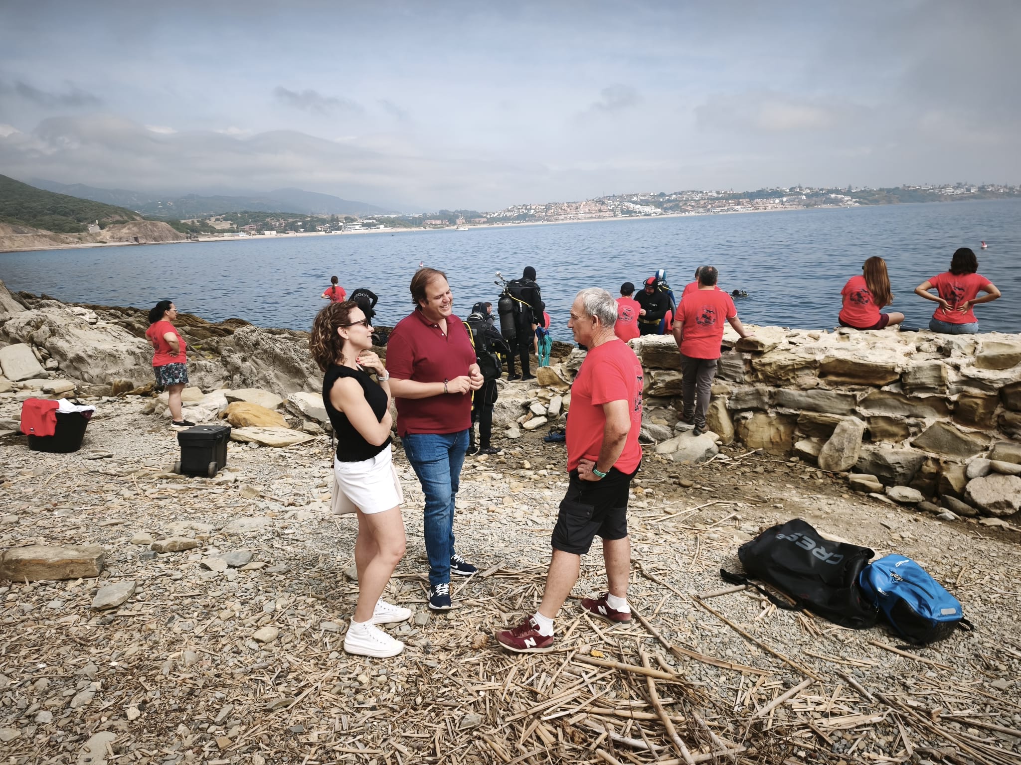 Buceadores limpian los fondos de la zona de La Ballenera de Algeciras Buceadores limpian los fondos de la zona de La Ballenera de Algeciras