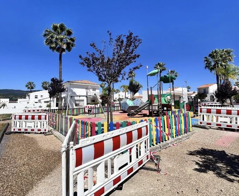 Preparativos de la instalación de los toldos en uno de los parques infantiles del municipio. Ayuntamiento de Castellar. Castellar instala toldos en espacios públicos como parques infantiles