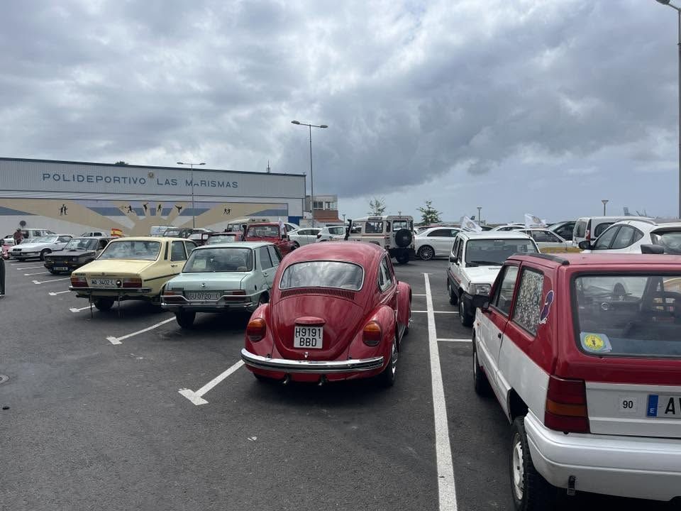 La nostalgia y el motor recorren Palmones en la tercera edición del Encuentro de Vehículos Clásicos