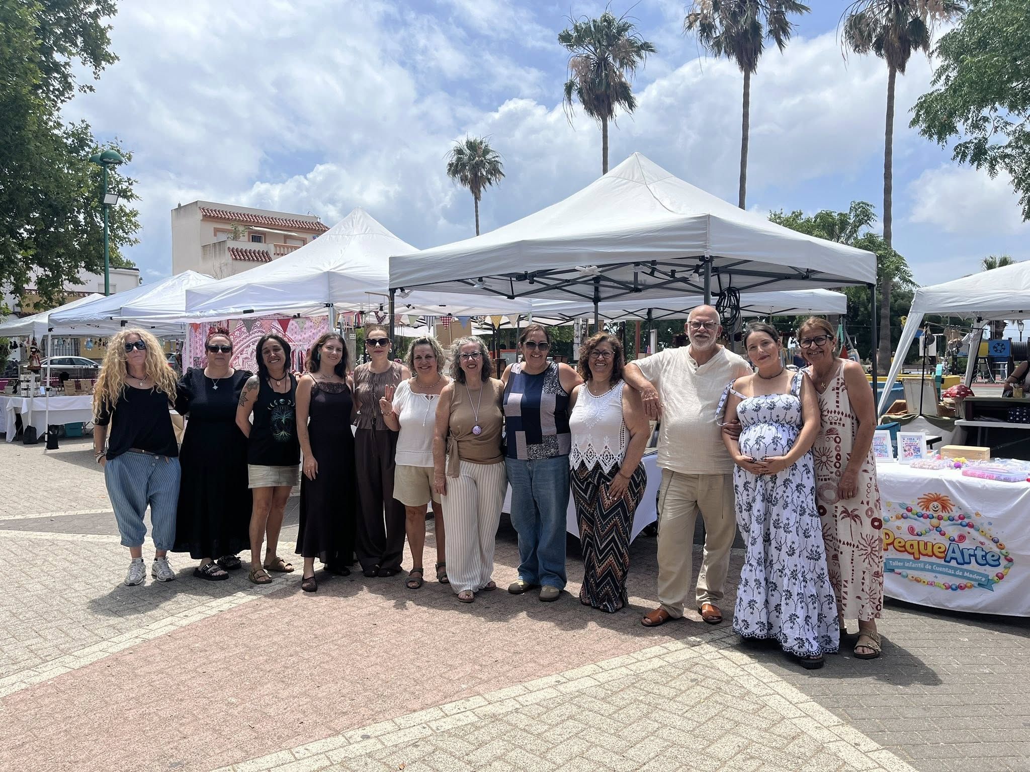 Artesanos de Los Barrios vuelven a llevar sus trabajos a la plaza del Mar de Palmones