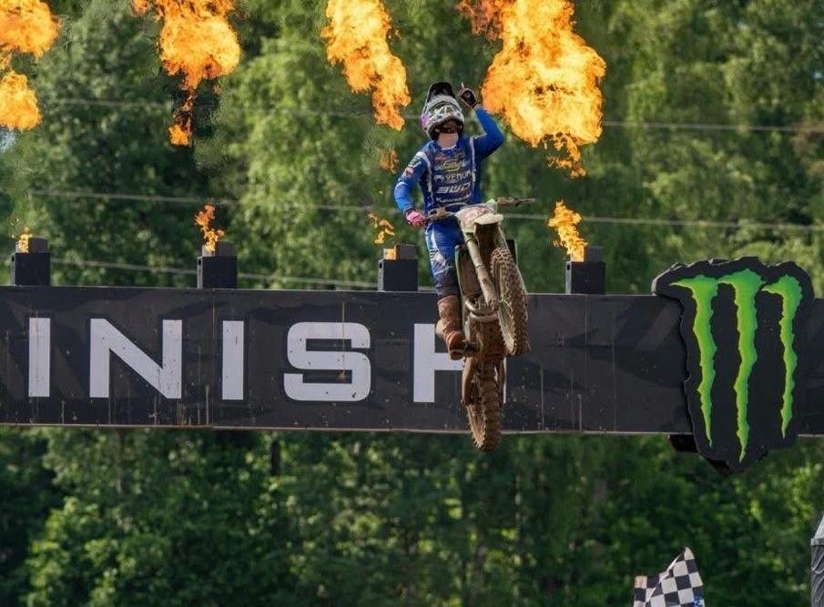 El sanroqueño Fran Carbonero arrasa en Letonia y refuerza su liderato en el Europeo EMX250