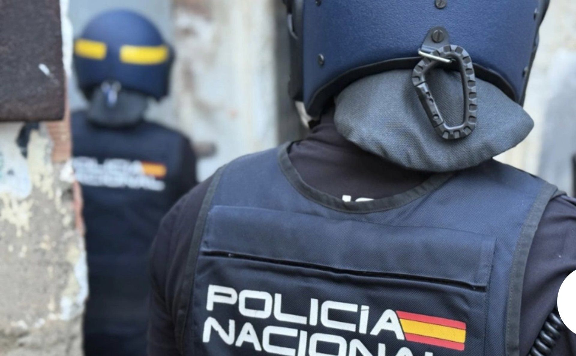 Agente de la Policía Nacional en una imagen de archivo - POLICÍA NACIONAL. Cae una organización criminal dedicada a la explotación laboral de repartidores de paquetería en el Campo de Gibraltar