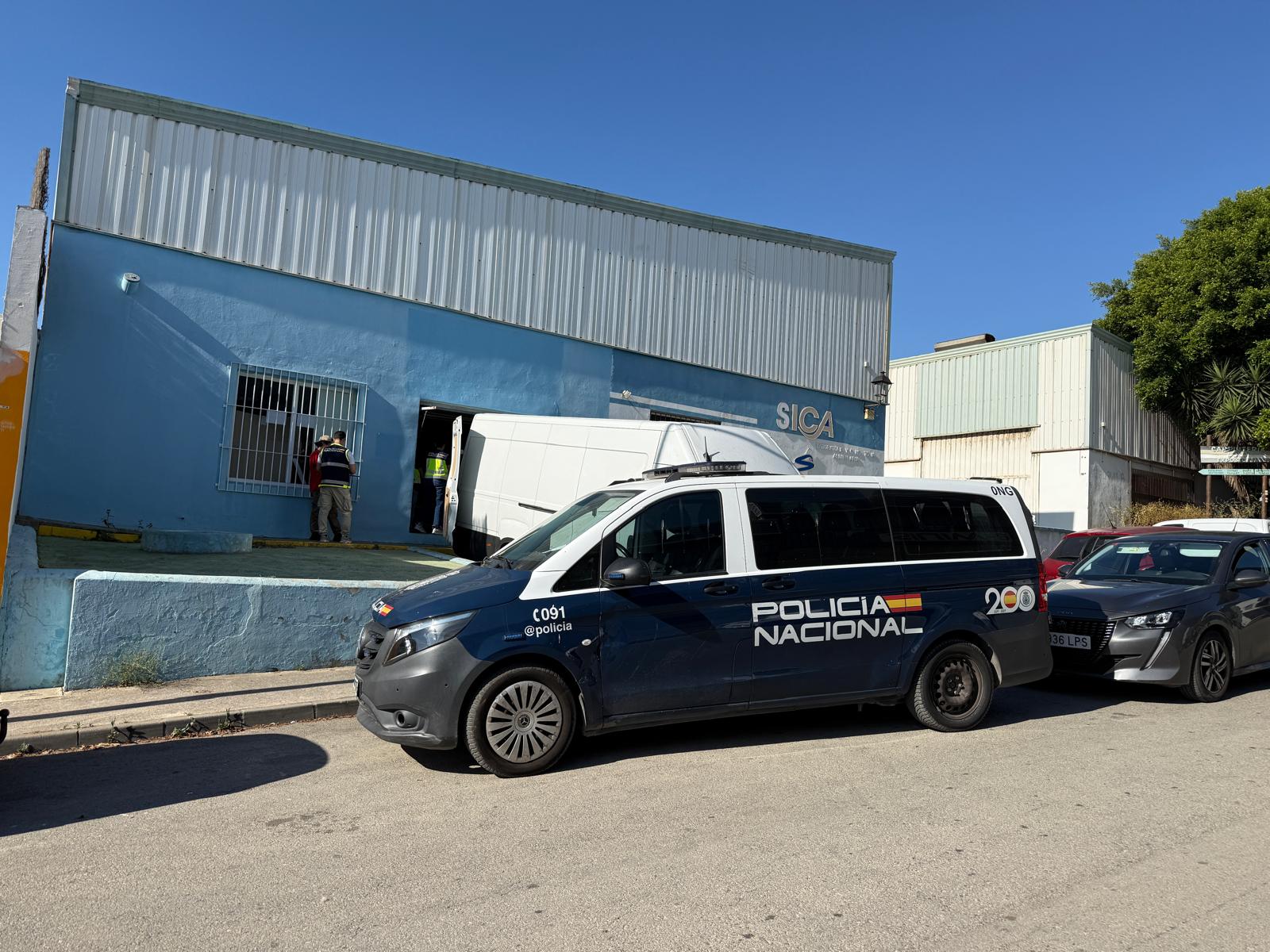 Imagen de la Policía Nacional. Más de 50 agentes desplegados en un operativo contra la explotación laboral en el Campo de Gibraltar Imagen de la Policía Nacional. Más de 50 agentes desplegados en un operativo contra la explotación laboral en el Campo de Gibraltar