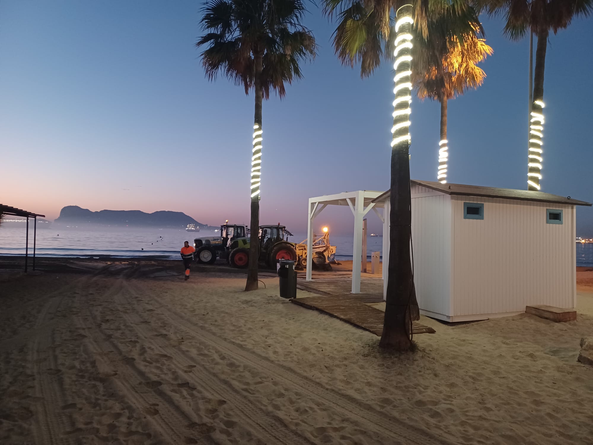 Continúan los trabajos de mejora en la playa del Rinconcillo de cara al verano Continúan los trabajos de mejora en la playa del Rinconcillo de cara al verano