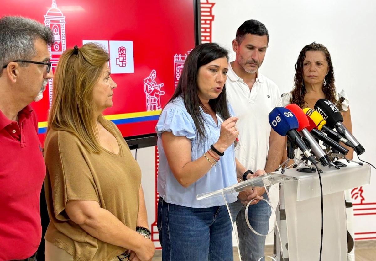 Arrabal y concejales PSOE en rueda de prensa. El PSOE de Algeciras critica la subida del recibo de agua 