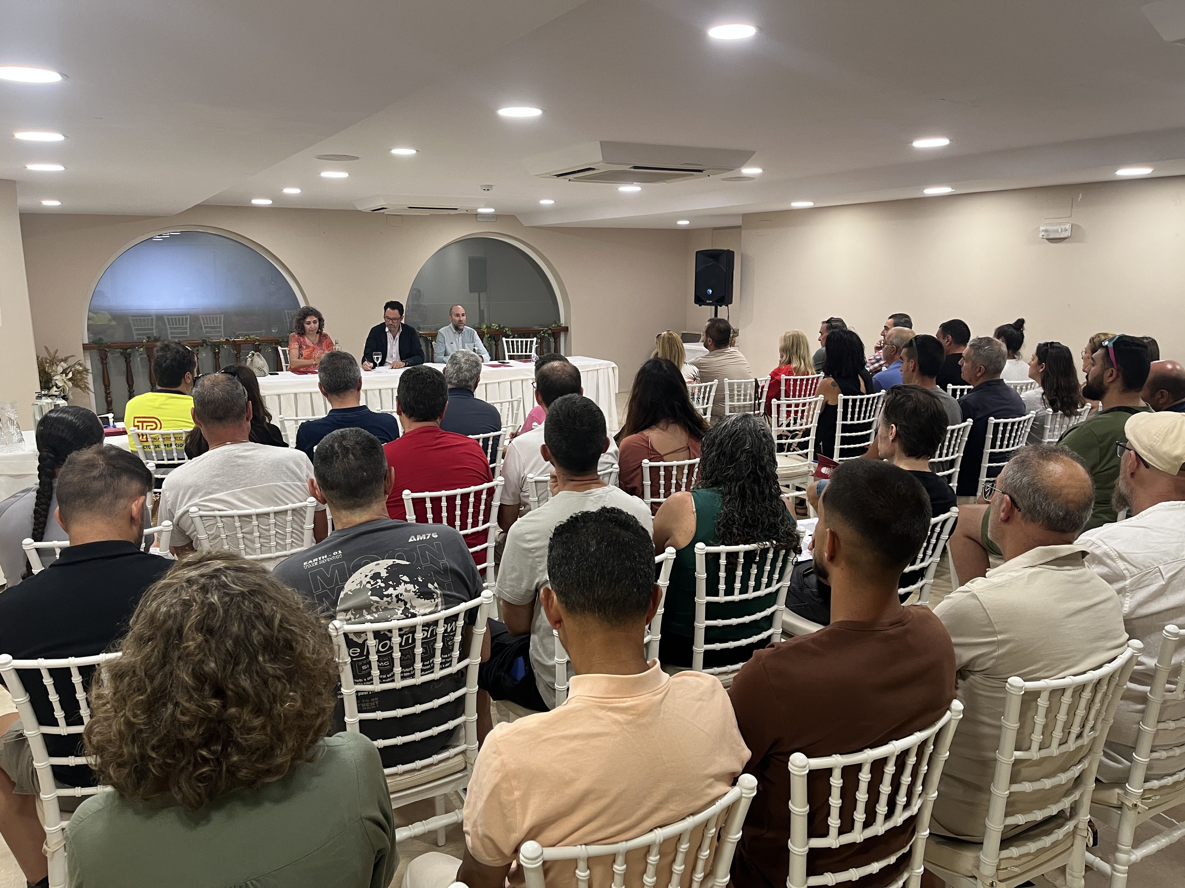 B. J./8Directo. Empresarios afectados por el incendio del polígono Cortijo Real estudian la declaración de zona catastrófica B. J./8Directo. Empresarios afectados por el incendio del polígono Cortijo Real estudian la declaración de zona catastrófica