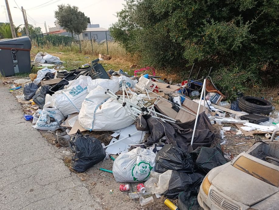 Los Barrios retira nuevos vertidos ilegales en Puente Romano y recuerda multas de hasta 3.000 euros