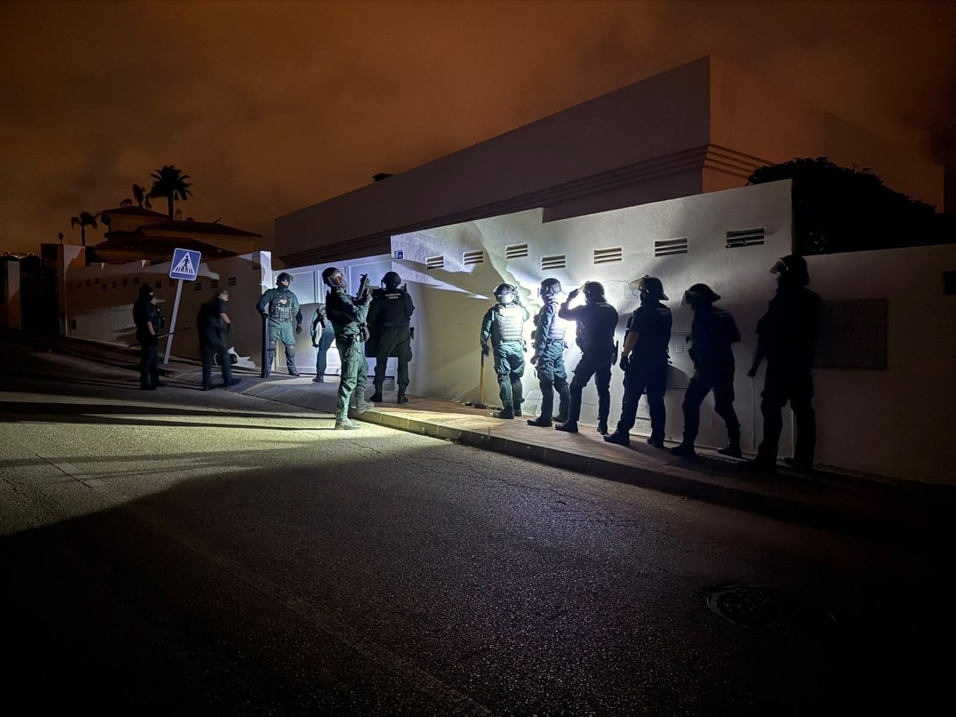 Registro de la Guardia Civil en una operación contra el blanqueo de capitales procedente del narcotráfico en la provincia de Cádiz - GUARDIA CIVIL Registro de la Guardia Civil en una operación contra el blanqueo de capitales procedente del narcotráfico en la provincia de Cádiz - GUARDIA CIVIL