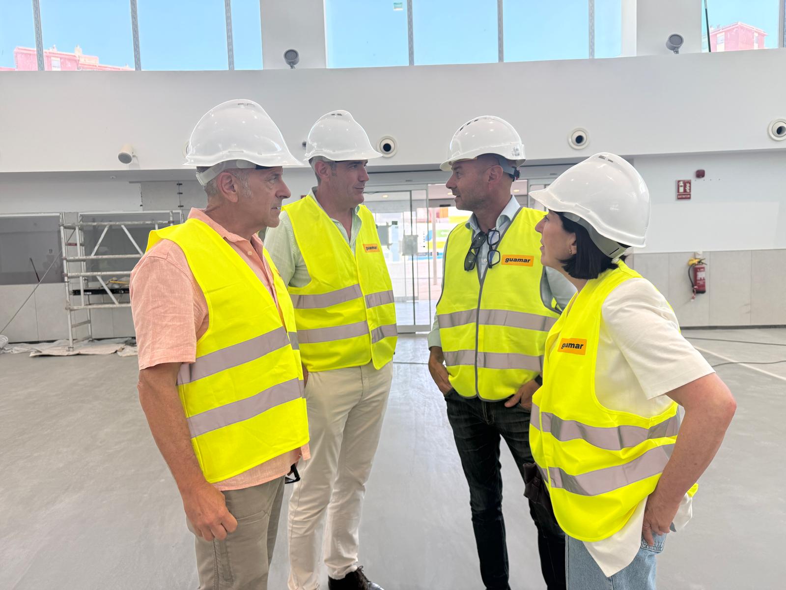 Hidalgo y personal de Diputación en la estación de autobuses. Diputación ultima la reforma de la estación de autobuses de La Línea tras invertir más de 3 millones de euros