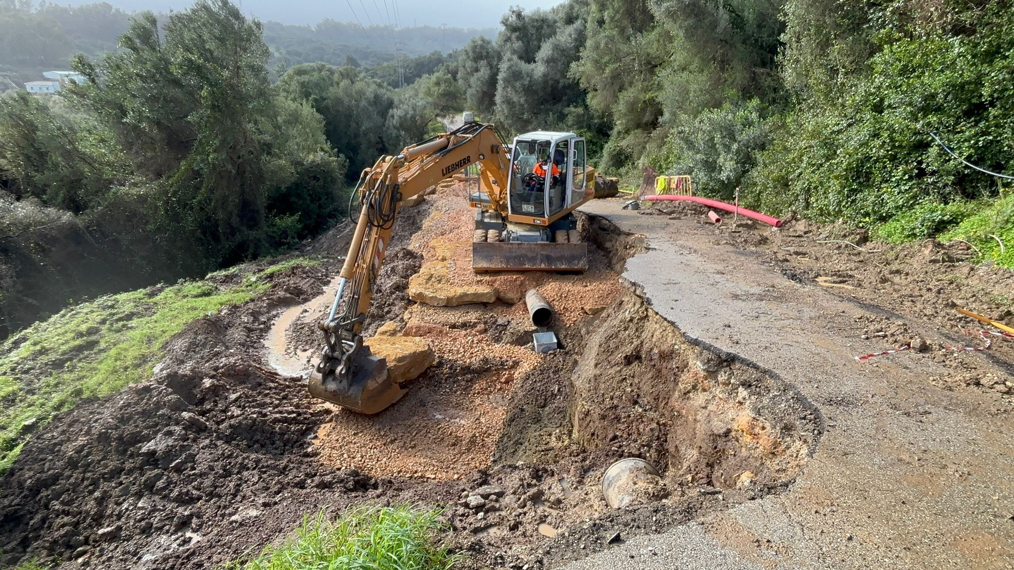 Operarios trabajando en la Tubería Bujeo DN400 (Las Herrizas), afectada por el paso del tren de borrascas. Archivo. Operarios trabajando en la Tubería Bujeo DN400 (Las Herrizas), afectada por el paso del tren de borrascas. Archivo.