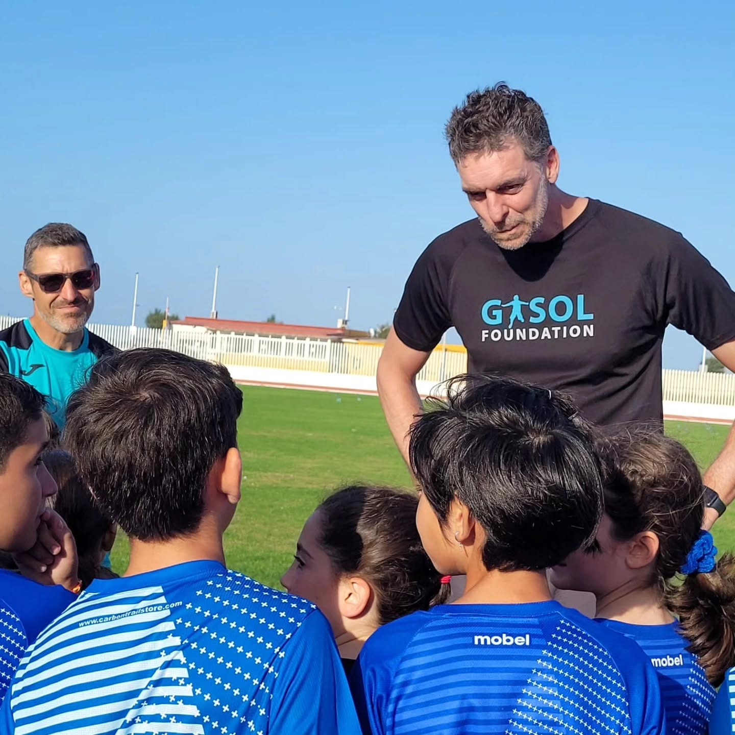 La Línea inaugura su nueva pista de atletismo con la presencia de Pau Gasol
