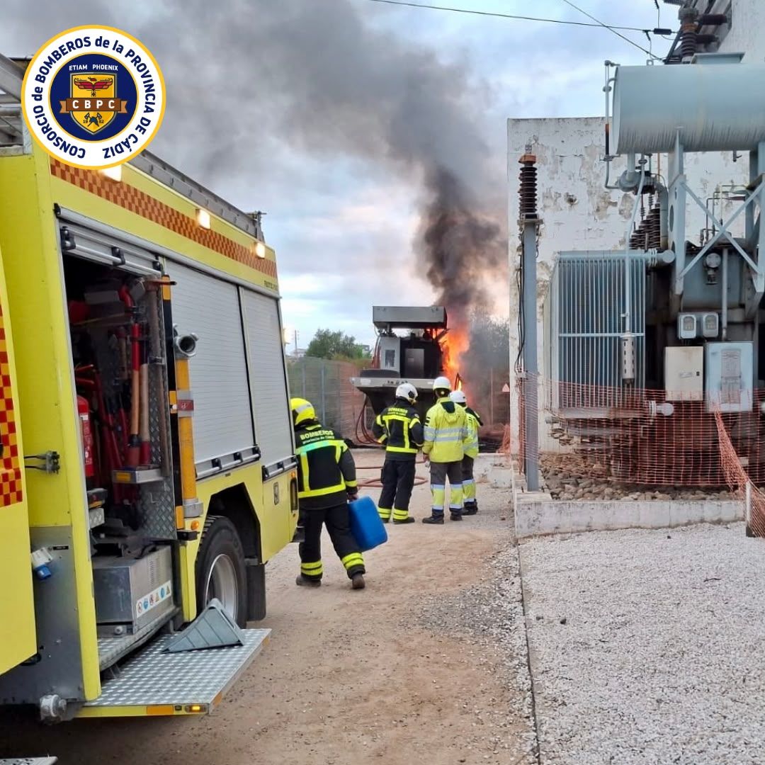 Extinguido un incendio en un transformador portátil dentro de la subestación eléctrica de Pueblo Nuevo de Guadiaro Extinguido un incendio en un transformador portátil dentro de la subestación eléctrica de Pueblo Nuevo de Guadiaro