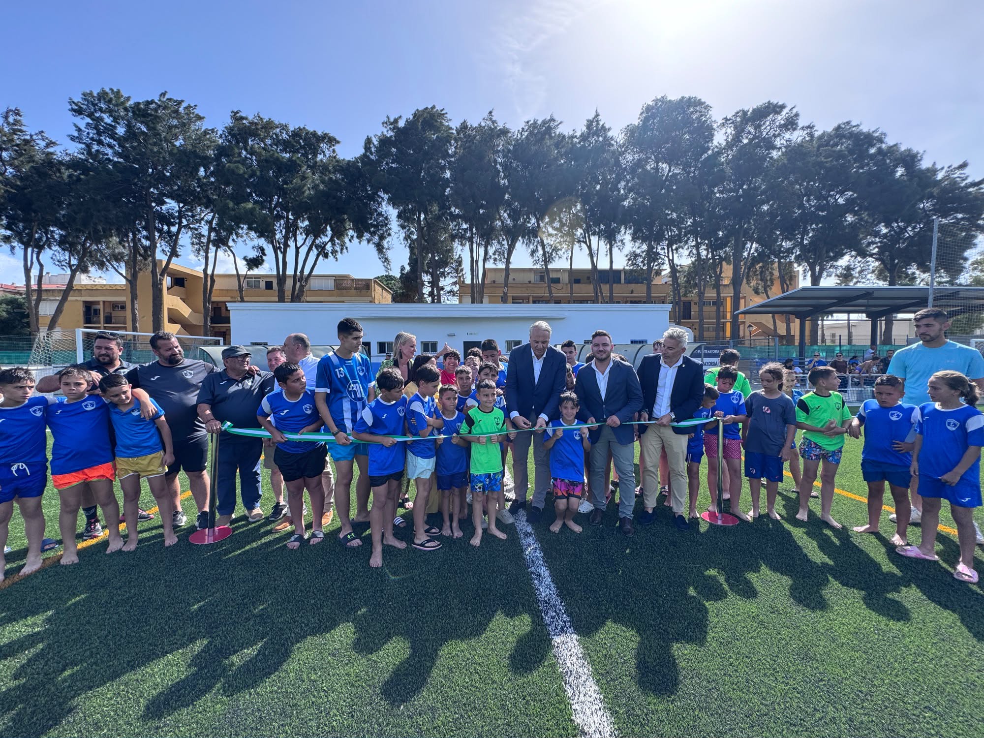 Puente Mayorga estrena césped artificial y nuevos vestuarios en el campo municipal Manuel Mateo
