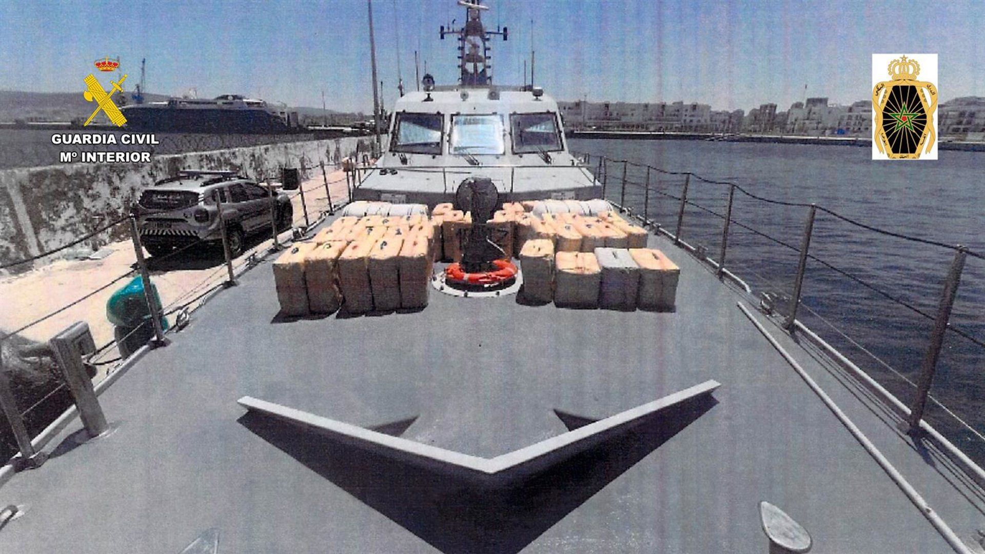Intervenidos casi 4.800 kilos de hachís tras la persecución de una narcolancha en el Estrecho Intervenidos casi 4.800 kilos de hachís tras la persecución de una narcolancha en el Estrecho