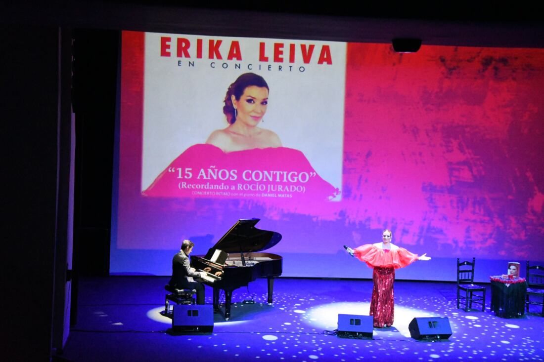 Erika Leiva en su homenaje a Rocío Jurado en el Teatro Juan Luis Galiardo. Foto: Multimedia.