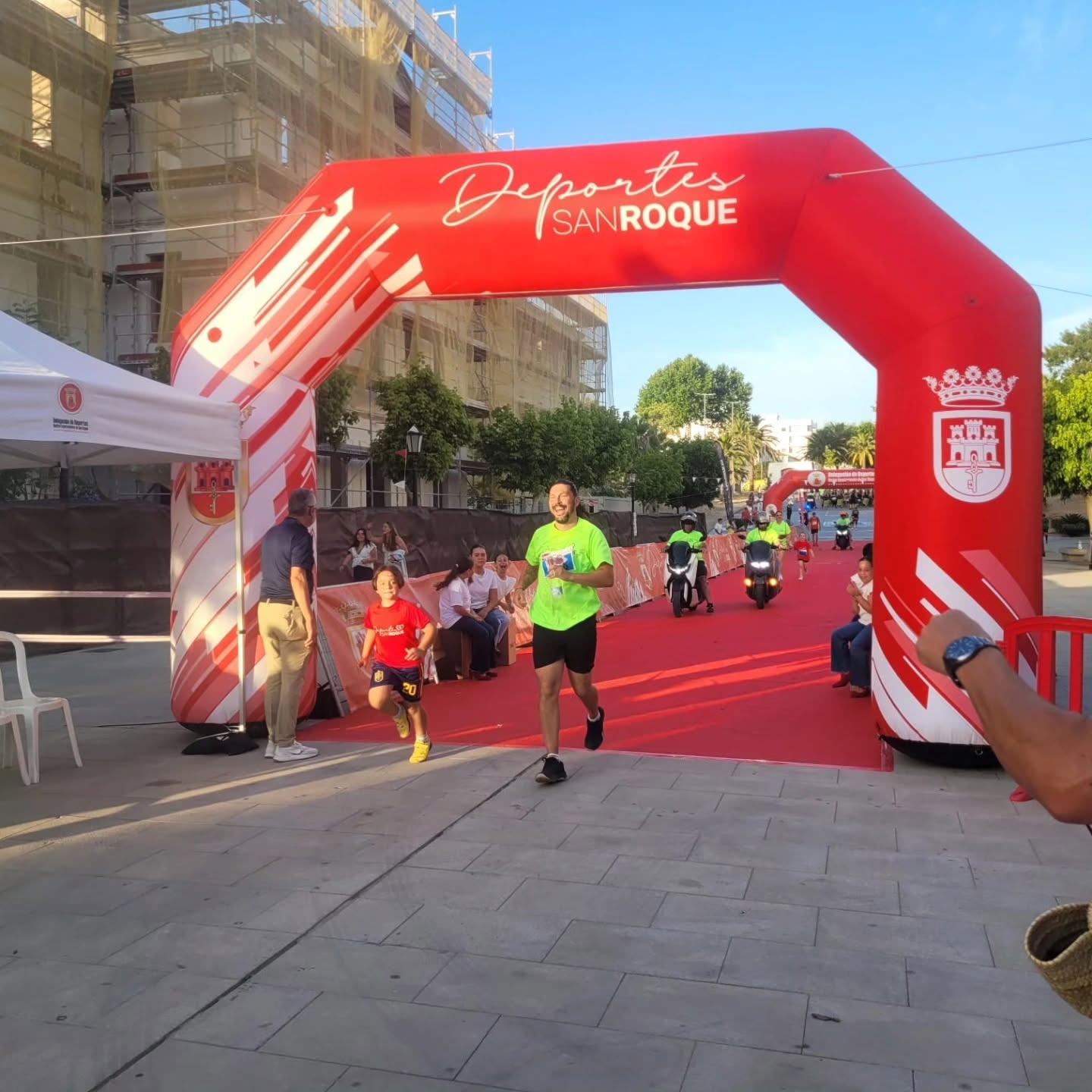 Más de cien personas se suman a la Marcha Solidaria del Cross de las Cuestas en apoyo a Bandera Rosa Más de cien personas se suman a la Marcha Solidaria del Cross de las Cuestas en apoyo a Bandera Rosa