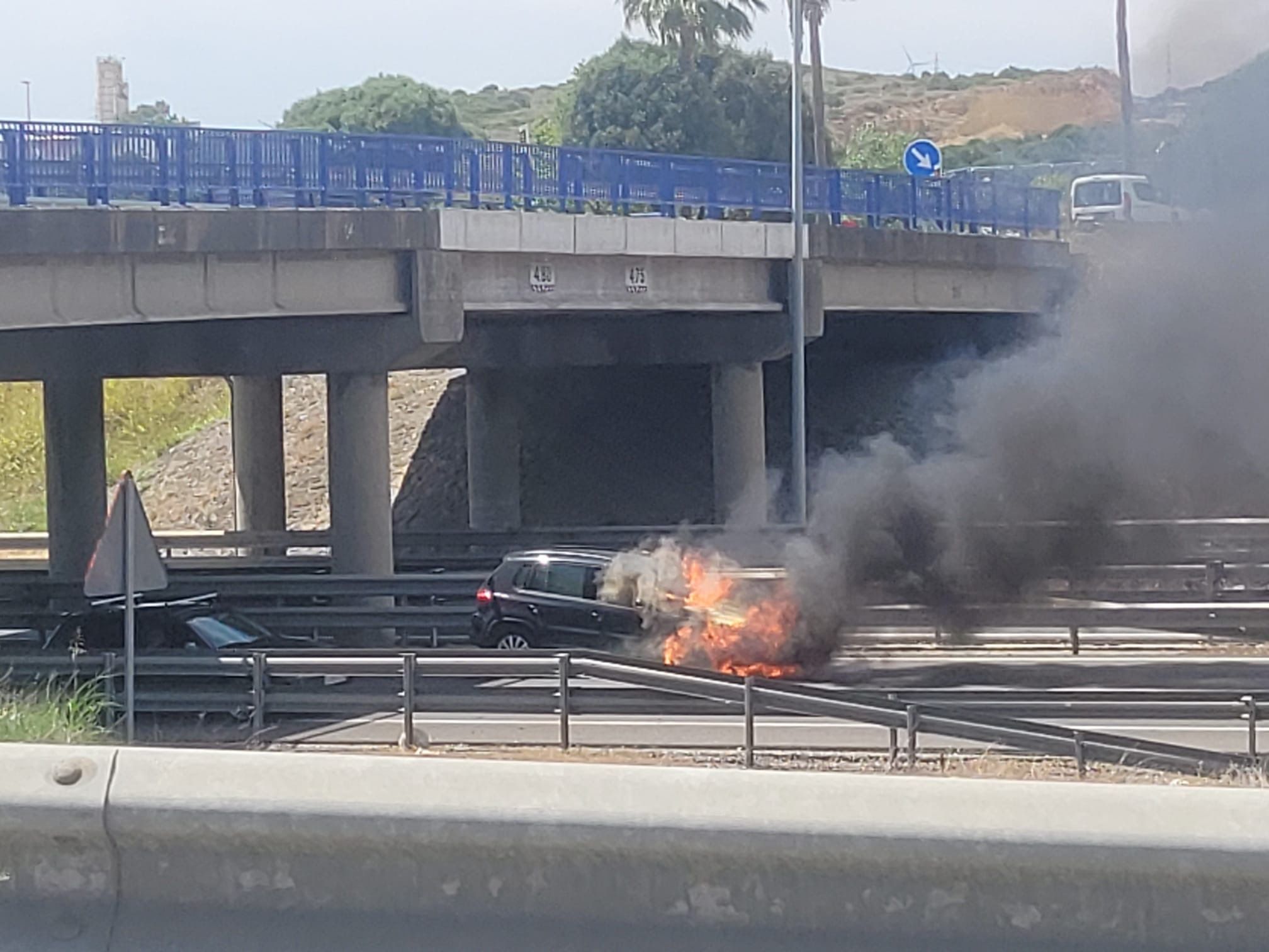 Arde un vehículo en la A-7 de San Roque