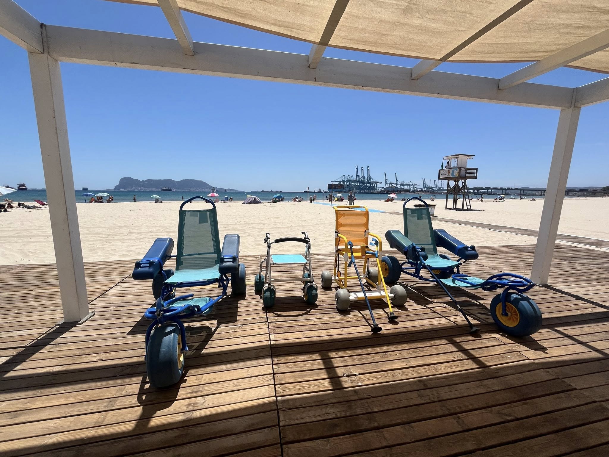 Algeciras muestra el material disponible para la asistencia de las personas con movilidad reducida en la playa