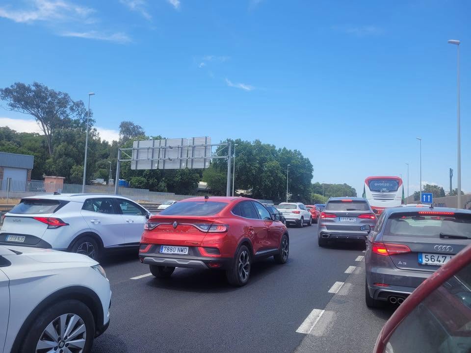 Retenciones en el Campo de Gibraltar. A-7. Imagen: D. G./8Directo. Empresarios califican de "insostenible" los colapsos de tráfico en las principales autovías de la provincia