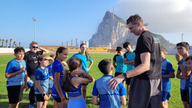 Pau Gasol, con niños en La Línea. 