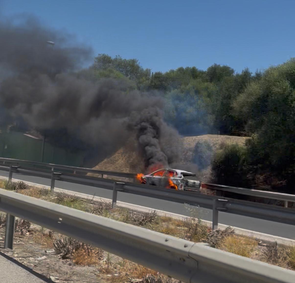 Un coche arde en plena A-34 a la altura de la subida del Toril en San Roque. Foto: F.M / 8Directo.
