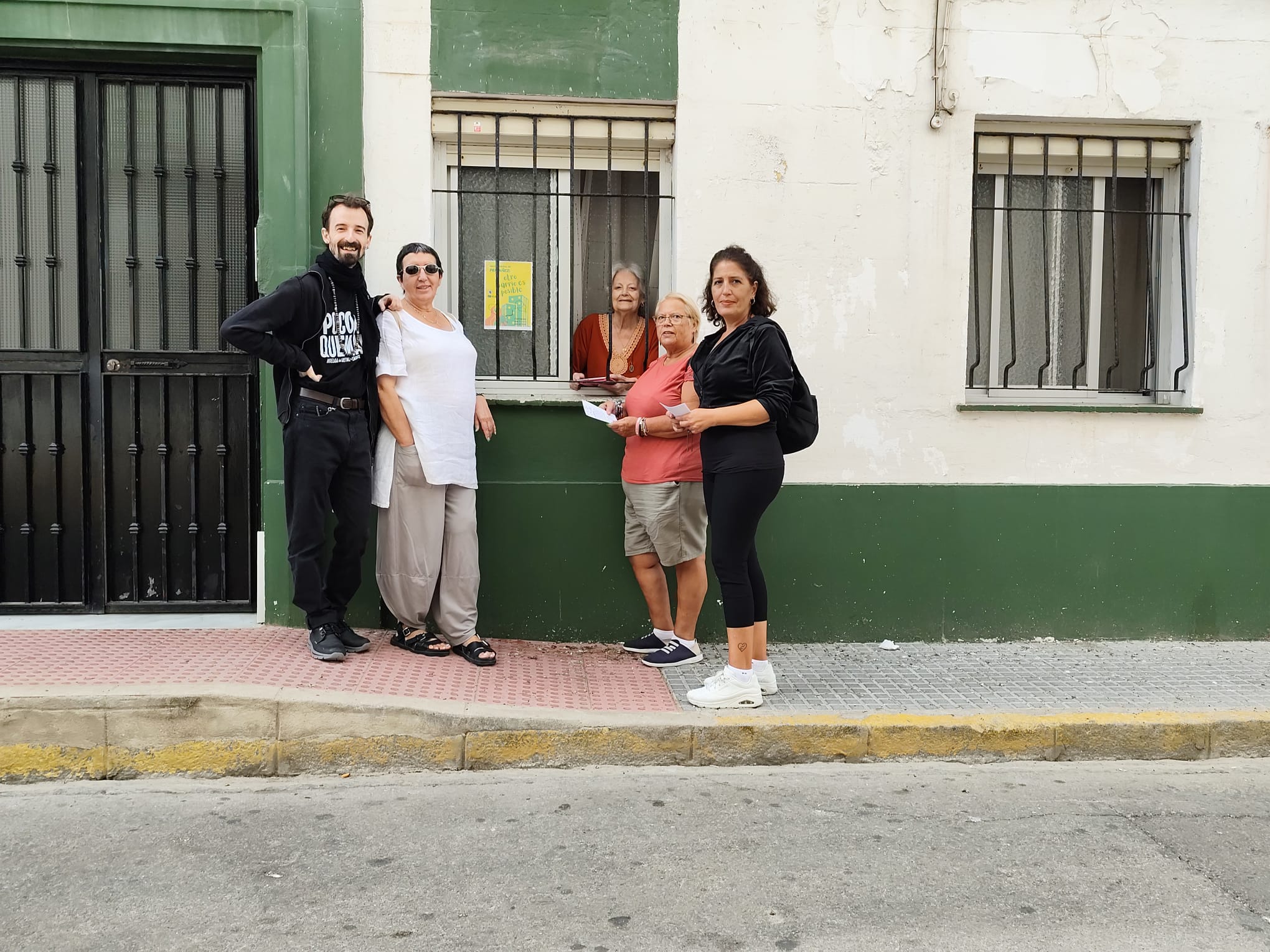 Vecinos de La Línea recogen firmas para reclamar sombras en parques infantiles